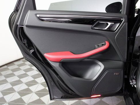 Certified 2025 Porsche Macan AWD/4WD image 32