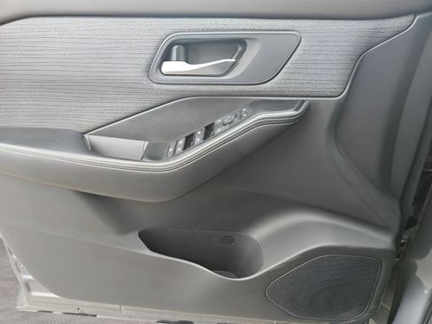 Used 2023 Nissan Rogue SV image 16