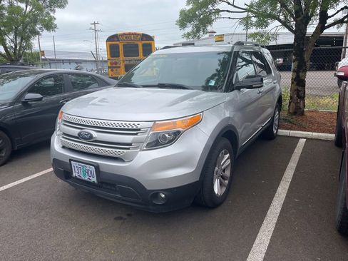 Used 2013 Ford Explorer XLT AWD/4WD image 2