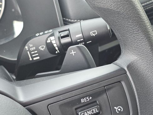 Used 2023 Nissan Rogue S AWD/4WD image 12