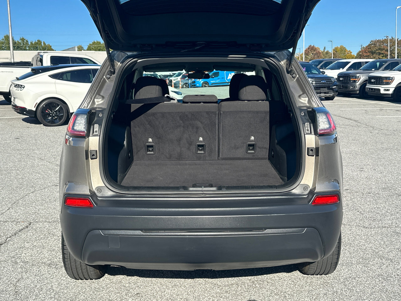 Used 2019 Jeep Cherokee Latitude w/ Popular Appearance Group FWD image 18