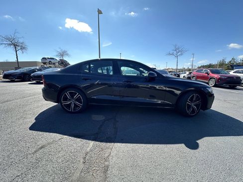 Used 2019 Volvo S60 T5 R-Design image 3
