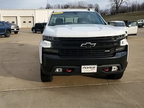Used 2021 Chevrolet Silverado 1500 LT Trail Boss w/ Convenience Package II image 3