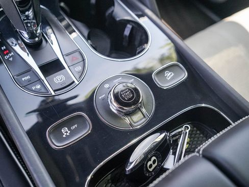Used 2021 Bentley Bentayga AWD/4WD image 52