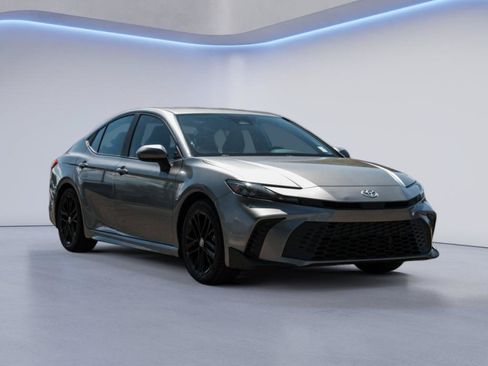 Used 2025 Toyota Camry SE FWD image 3