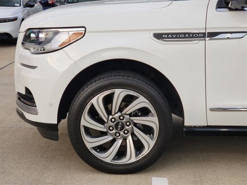 Used 2023 Lincoln Navigator Reserve image 8