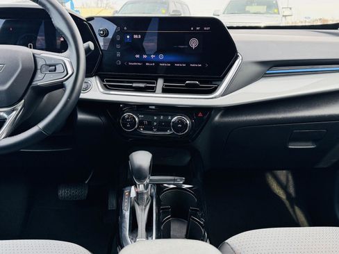 Used 2025 Chevrolet Trax LT w/ LT Convenience Package image 20