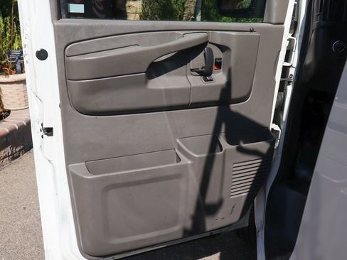 Used 2014 Chevrolet Express 2500 image 19