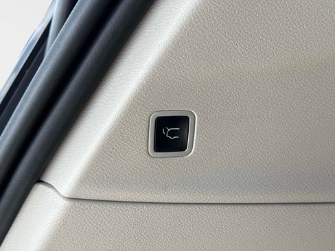 Used 2024 Chrysler Pacifica Limited FWD image 14