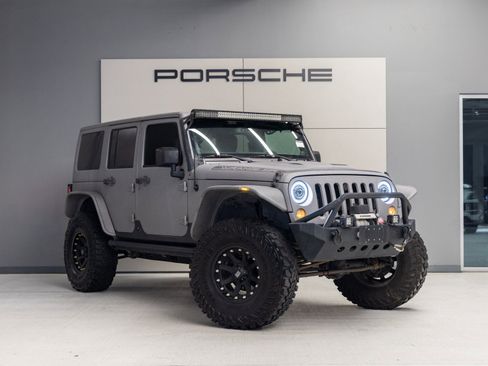 Used 2014 Jeep Wrangler Unlimited Sahara w/ Max Tow Package AWD/4WD image 9