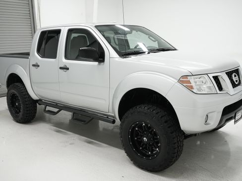 Used 2016 Nissan Frontier SV image 3