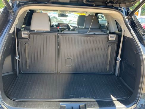 Used 2021 Toyota Highlander XLE FWD image 11
