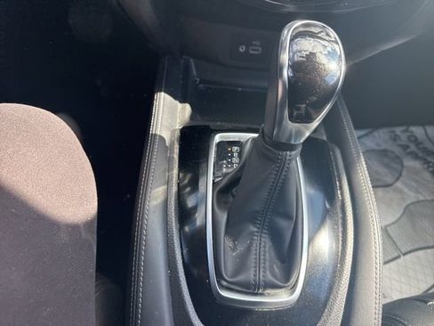 Used 2018 Nissan Rogue SL w/ Premium Package image 25