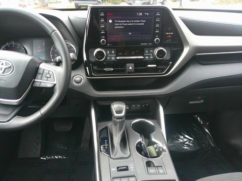 Used 2022 Toyota Highlander LE image 32