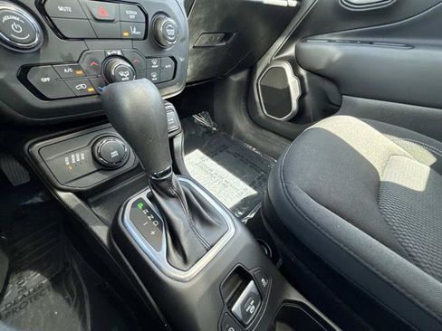 Certified 2023 Jeep Renegade Latitude w/ Sun/Sound Group AWD/4WD image 36
