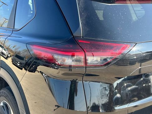 Used 2024 Nissan Rogue SV image 13