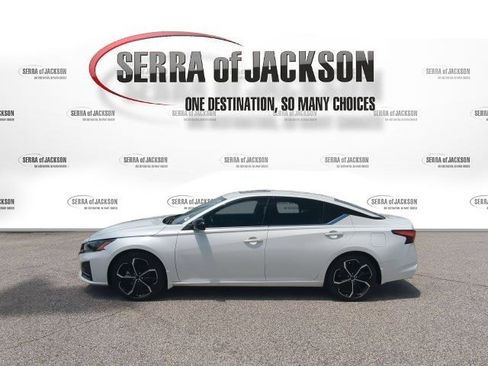 Used 2024 Nissan Altima 2.5 SR w/ SR Premium Package FWD image 6