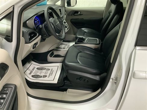 Used 2024 Chrysler Pacifica Touring-L image 16