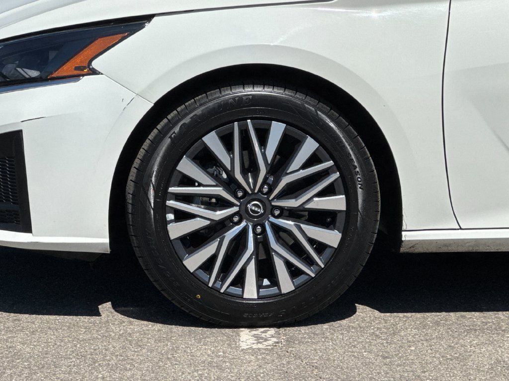 Used 2025 Nissan Altima 2.5 SV FWD image 23