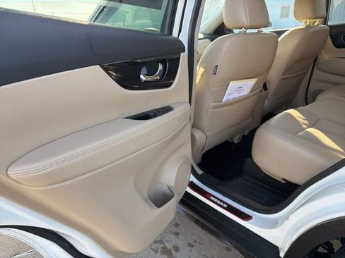 Used 2019 Nissan Rogue SL w/ Premium Package image 12