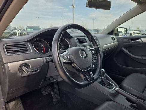 Used 2016 Volkswagen Jetta SE image 2
