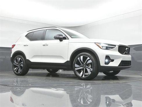 Used 2025 Volvo XC40 B5 Plus w/ Protection Package Premier image 37