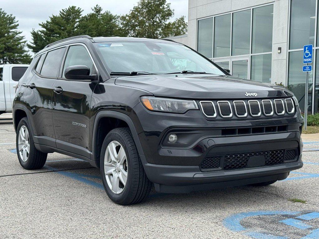 Used 2022 Jeep Compass Latitude w/ Convenience Group AWD/4WD image 2