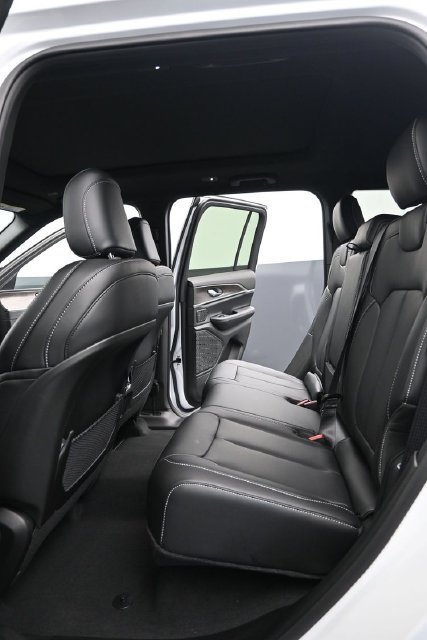 New 2026 Jeep Grand Cherokee Limited w/ Luxury Tech Group II AWD/4WD image 8