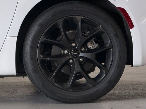 Used 2023 Chrysler Pacifica Touring-L w/ S Appearance Package FWD image 8