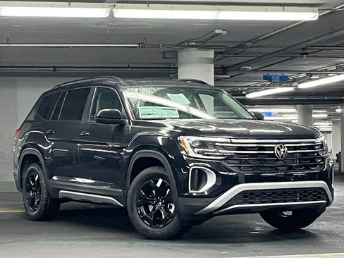 New 2026 Volkswagen Atlas Peak Edition image 2