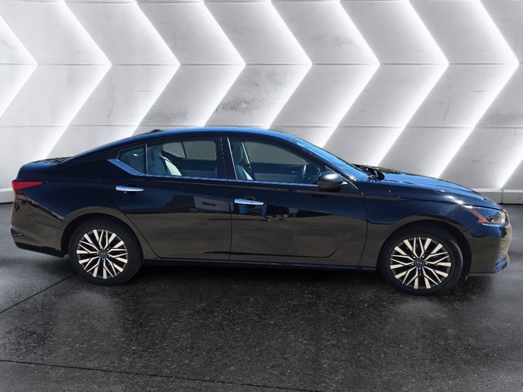 Used 2025 Nissan Altima 2.5 SV FWD image 4