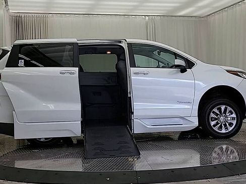 Used 2022 Toyota Sienna XLE image 4