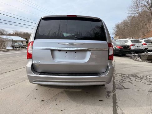 Used 2016 Chrysler Town & Country Touring image 6