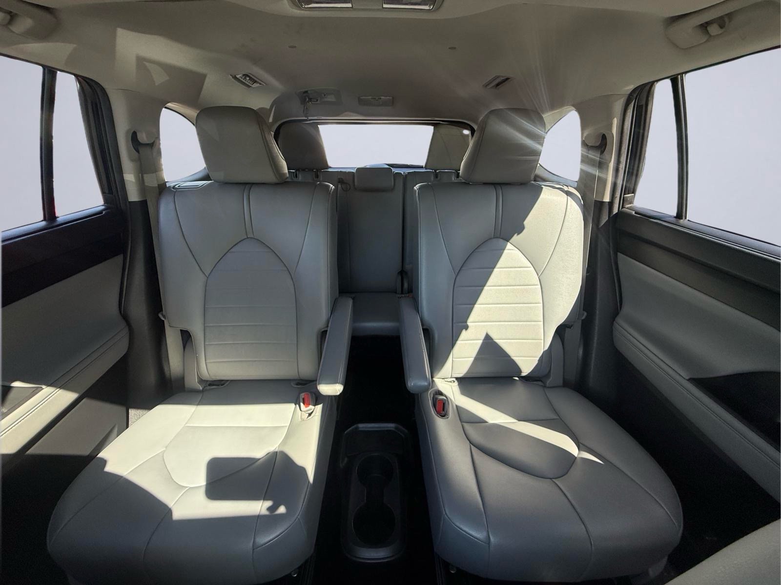 Used 2021 Toyota Highlander XLE AWD/4WD image 20