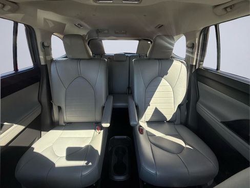 Used 2021 Toyota Highlander XLE AWD/4WD image 20