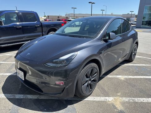 Used 2024 Tesla Model Y Long Range RWD image 1