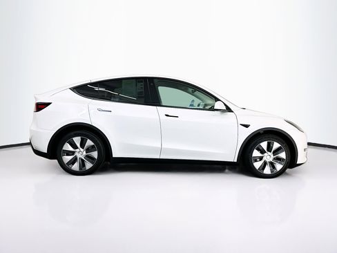 Used 2022 Tesla Model Y Long Range image 10