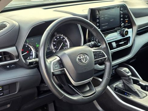 Used 2022 Toyota Highlander XLE image 14