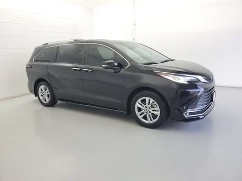 Used 2025 Toyota Sienna Limited AWD/4WD image 4