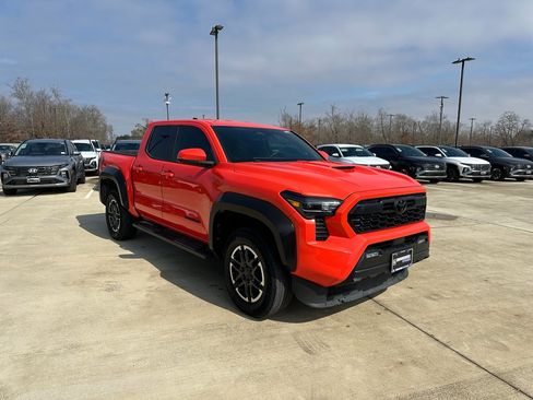 Used 2024 Toyota Tacoma TRD Sport w/ TRD Sport Upgrade Package image 3