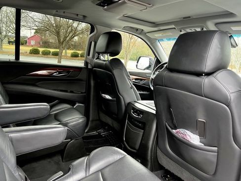 Used 2018 Cadillac Escalade ESV Luxury image 19