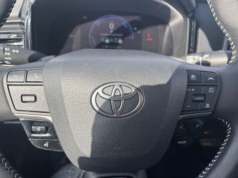 Used 2025 Toyota Camry SE image 25