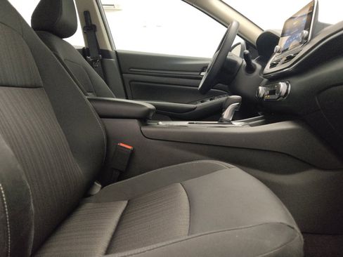 Used 2025 Nissan Altima 2.5 SV FWD image 21
