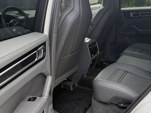 Used 2022 Porsche Cayenne E-Hybrid image 11