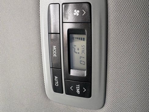 Used 2017 Toyota Sienna Limited Premium FWD image 37