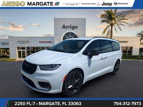 New 2026 Chrysler Pacifica Select FWD image 9
