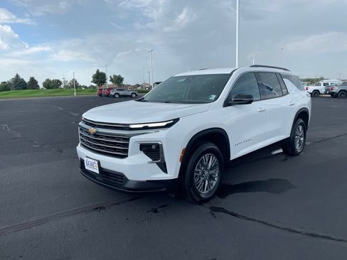 Used 2026 Chevrolet Traverse LT AWD/4WD image 1