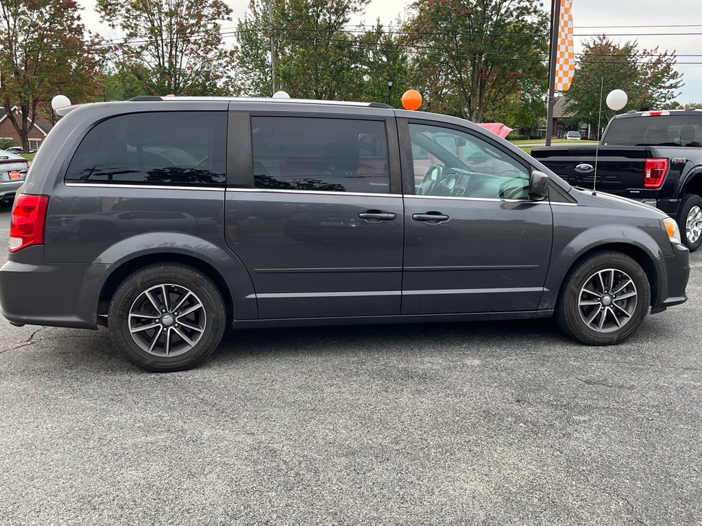 Used 2017 Dodge Grand Caravan SXT FWD image 11