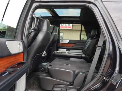 Used 2019 Lincoln Navigator Reserve image 18