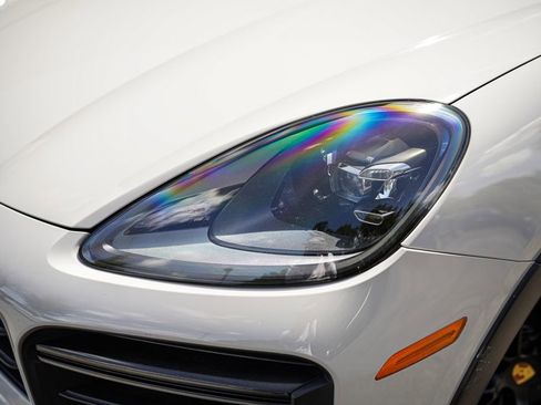 Used 2022 Porsche Cayenne Turbo image 4